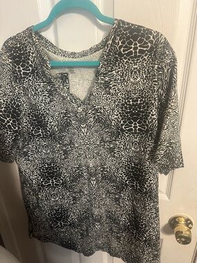 Bobbie Brooks Black and White Printed V-Neck Short Sleeve Top EUC